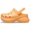 Classic Clog w stylu retro Crocs z grubą podeszwą – pomarańczowe sandały z motywem małego wieloryba