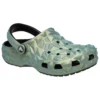 Classic Clog z geometrycznym wzorem w opalizujących kolorach „Green”