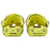Crocs x MCM – chodaki z nadrukiem kamuflażu „Neon Yellow”