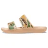 Klasyczne Crocs z nadrukiem w kamuflażu „Tan Green”