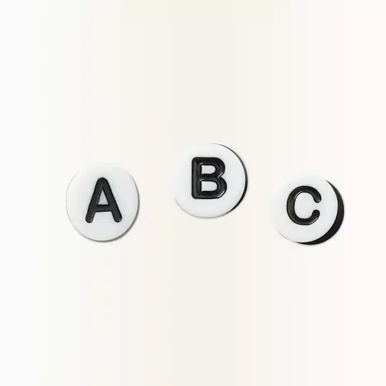 Małe przypinki Jibbitz™ z literą „C” z serii „Friendship” Małe przypinki Jibbitz™ z literą „C” z serii „Friendship”