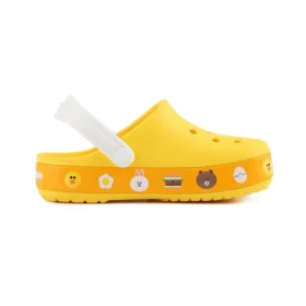 Małe sandały plażowe Crocs w kolorze żółtym