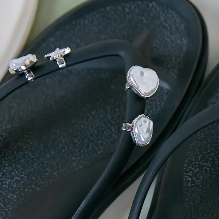 Przypinki Jibbitz „Baroque Drop Pearlsandalccharm” Przypinki Jibbitz „Baroque Drop Pearlsandalccharm”