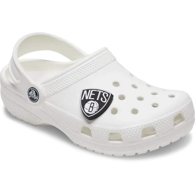 Przypinki Jibbitz™ z motywem drużyny NBA Brooklyn Nets Przypinki Jibbitz™ z motywem drużyny NBA Brooklyn Nets