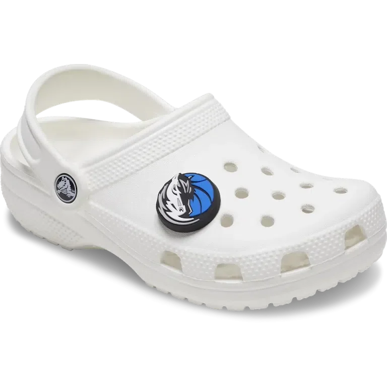 Przypinki Jibbitz™ z motywem drużyny NBA Dallas Mavericks Przypinki Jibbitz™ z motywem drużyny NBA Dallas Mavericks