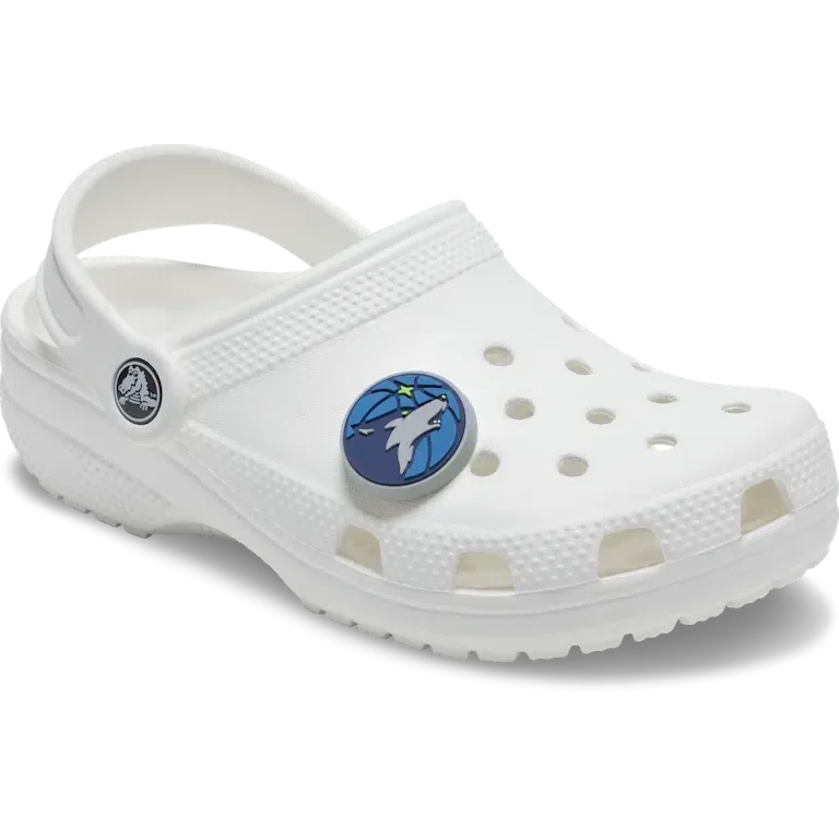 Przypinki Jibbitz™ z motywem drużyny NBA Minnesota Timberwolves Przypinki Jibbitz™ z motywem drużyny NBA Minnesota Timberwolves