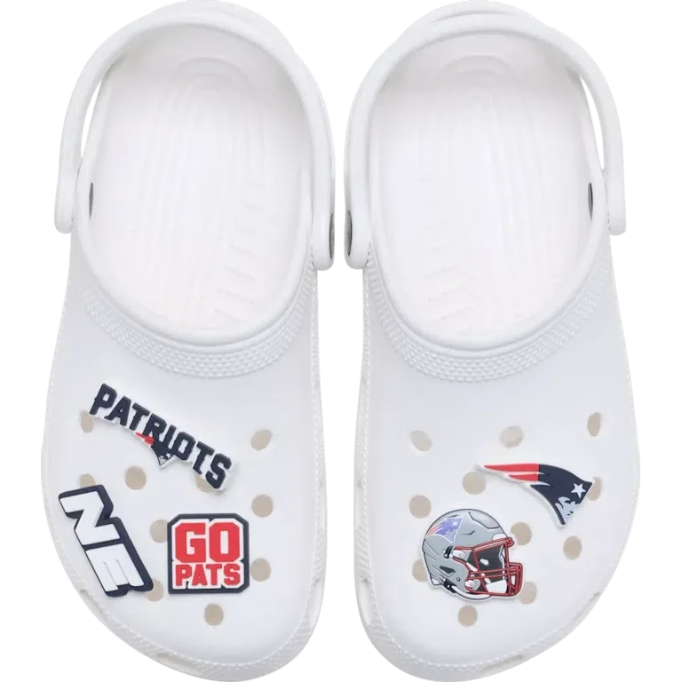 Zestaw 5 przypinek do butów Jibbitz z motywem drużyny NFL New England Patriots Zestaw 5 przypinek do butów Jibbitz z motywem drużyny NFL New England Patriots