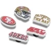 Zestaw 5 przypinek do butów Jibbitz z motywem drużyny NFL San Francisco 49ers Zestaw 5 przypinek do butów Jibbitz z motywem drużyny NFL San Francisco 49ers