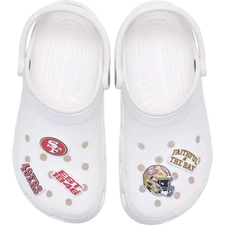 Zestaw 5 przypinek do butów Jibbitz z motywem drużyny NFL San Francisco 49ers Zestaw 5 przypinek do butów Jibbitz z motywem drużyny NFL San Francisco 49ers