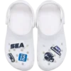 Zestaw 5 przypinek do butów Jibbitz z motywem drużyny NFL Seattle Seahawks Zestaw 5 przypinek do butów Jibbitz z motywem drużyny NFL Seattle Seahawks