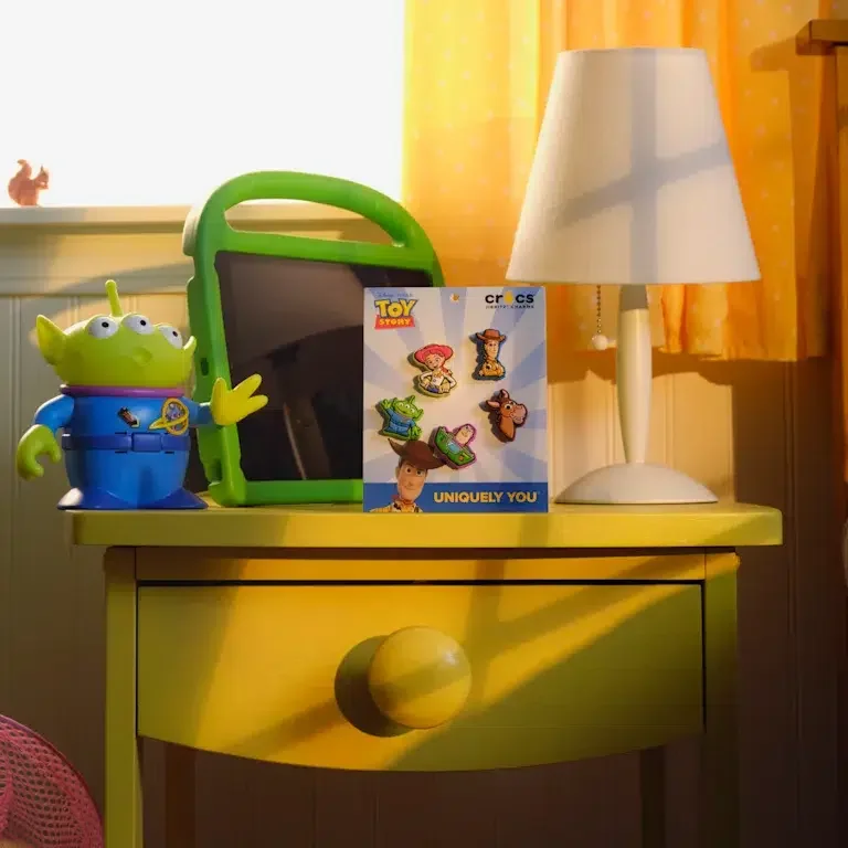 Zestaw 5 przypinek do butów Jibbitz z motywem „Toy Story” od Disney Pixar Zestaw 5 przypinek do butów Jibbitz z motywem „Toy Story” od Disney Pixar