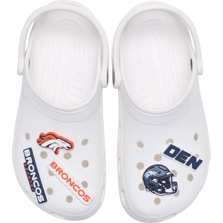 Zestaw 5 przypinek Jibbitz do butów z motywem drużyny NFL Denver Broncos Zestaw 5 przypinek Jibbitz do butów z motywem drużyny NFL Denver Broncos