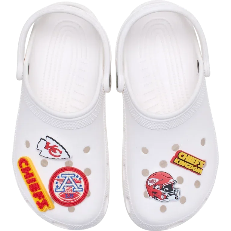 Zestaw 5 przypinek Jibbitz do butów z motywem drużyny NFL Kansas City Chiefs Zestaw 5 przypinek Jibbitz do butów z motywem drużyny NFL Kansas City Chiefs