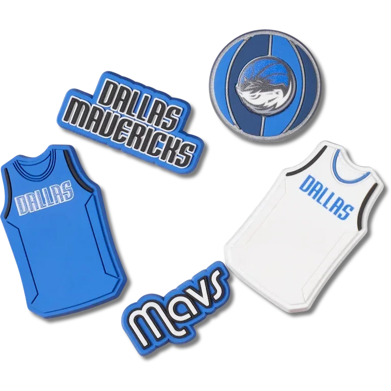 Zestaw 5 przypinek Jibbitz™ z motywem drużyny NBA Dallas Mavericks Zestaw 5 przypinek Jibbitz™ z motywem drużyny NBA Dallas Mavericks