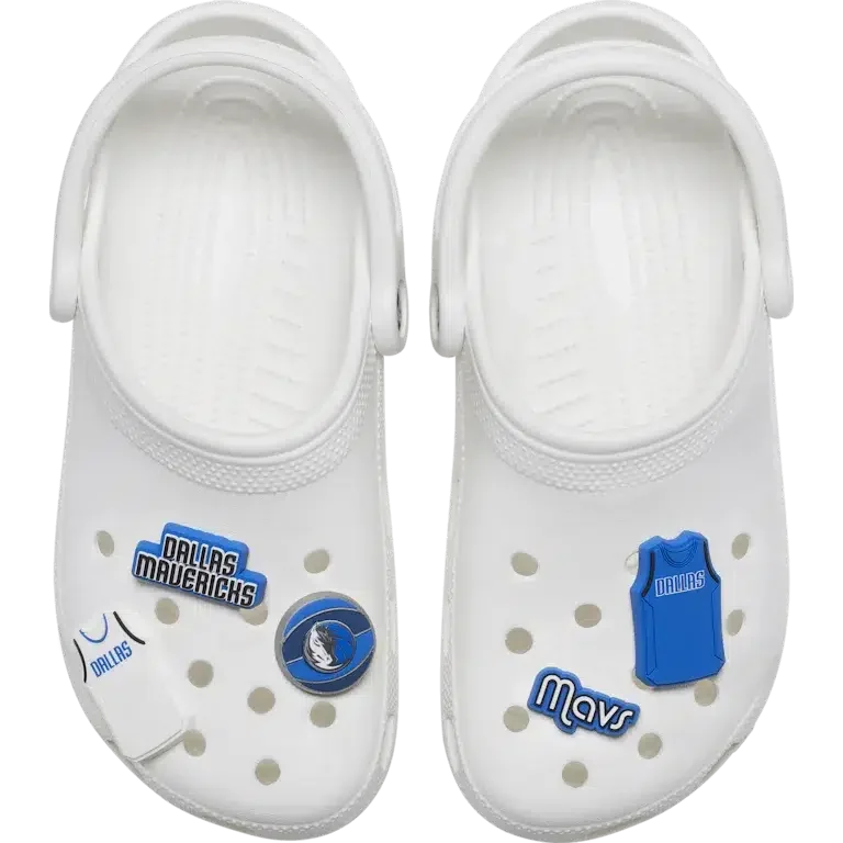 Zestaw 5 przypinek Jibbitz™ z motywem drużyny NBA Dallas Mavericks Zestaw 5 przypinek Jibbitz™ z motywem drużyny NBA Dallas Mavericks